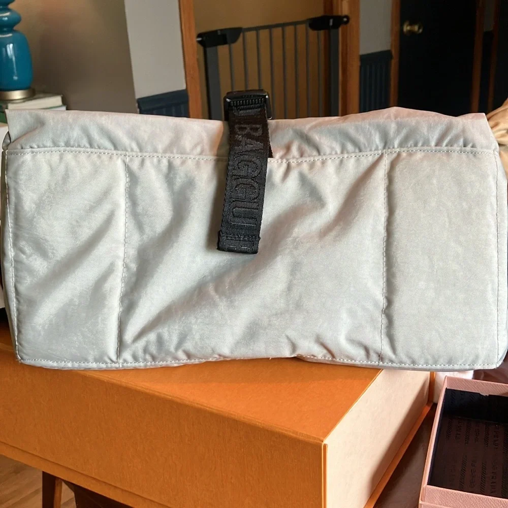 GU Baggu messenger bag in gray silver!